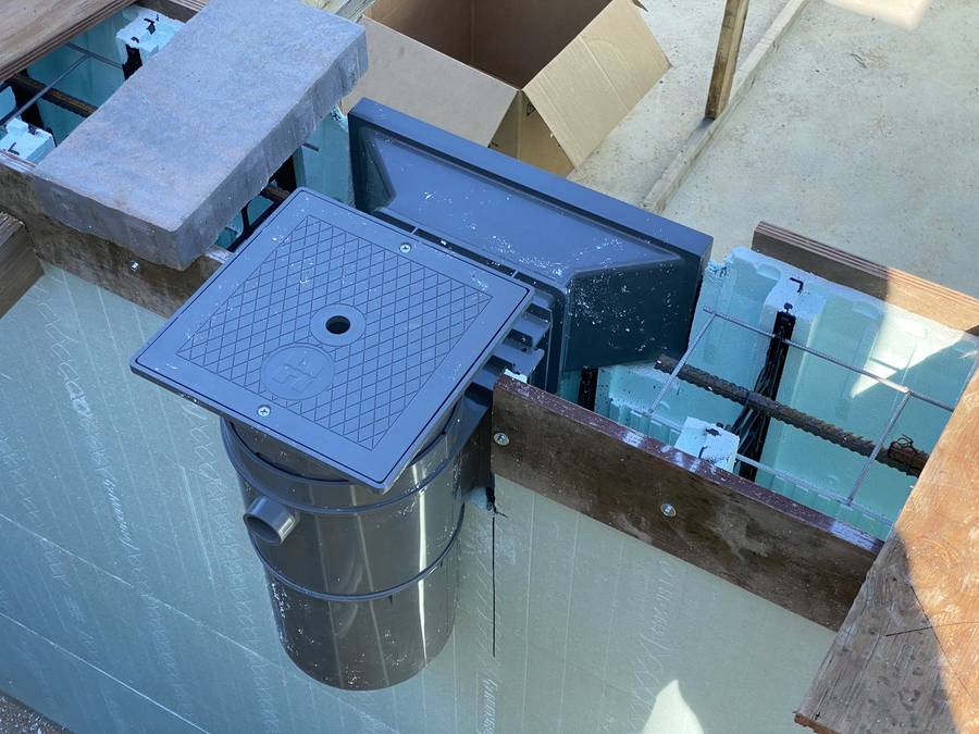 Pool skimmer detail